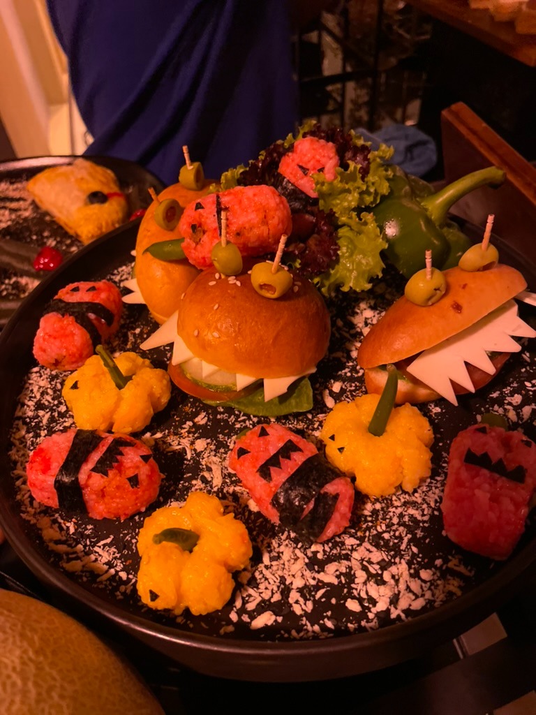Makanan yang disajikan oleh Swiss-Belresort Dago Heritage all you can eat