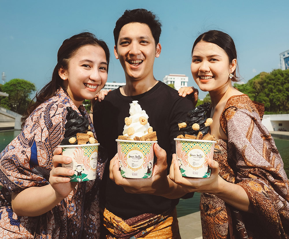 Sour Sally Luncurkan Cup Bergambar Batik Kolaborasi Garuda Kencana Batik