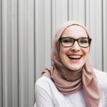ilustrasi wanita berhijab berkacamata