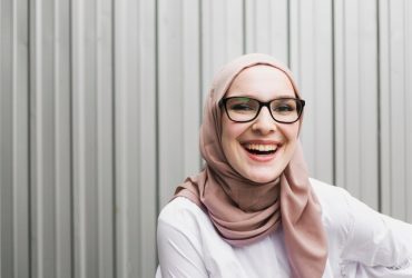 ilustrasi wanita berhijab berkacamata
