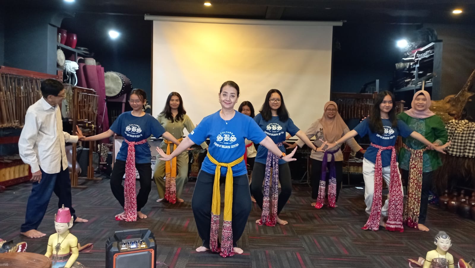 Ni Luh Made Dwi Indriati mendampingi Uniek Sampan Hismanto yang sedang mengajarkan tari tradisional kepada peserta didik seni tari dari Sanggar Sampan Bujana Sentra