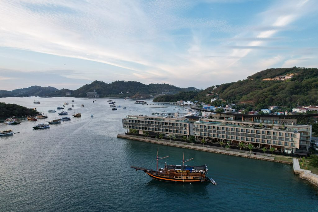 Menikmati Panorama Laut Flores Yang Menakjubkan Di Meruorah Komodo Labuan Bajo