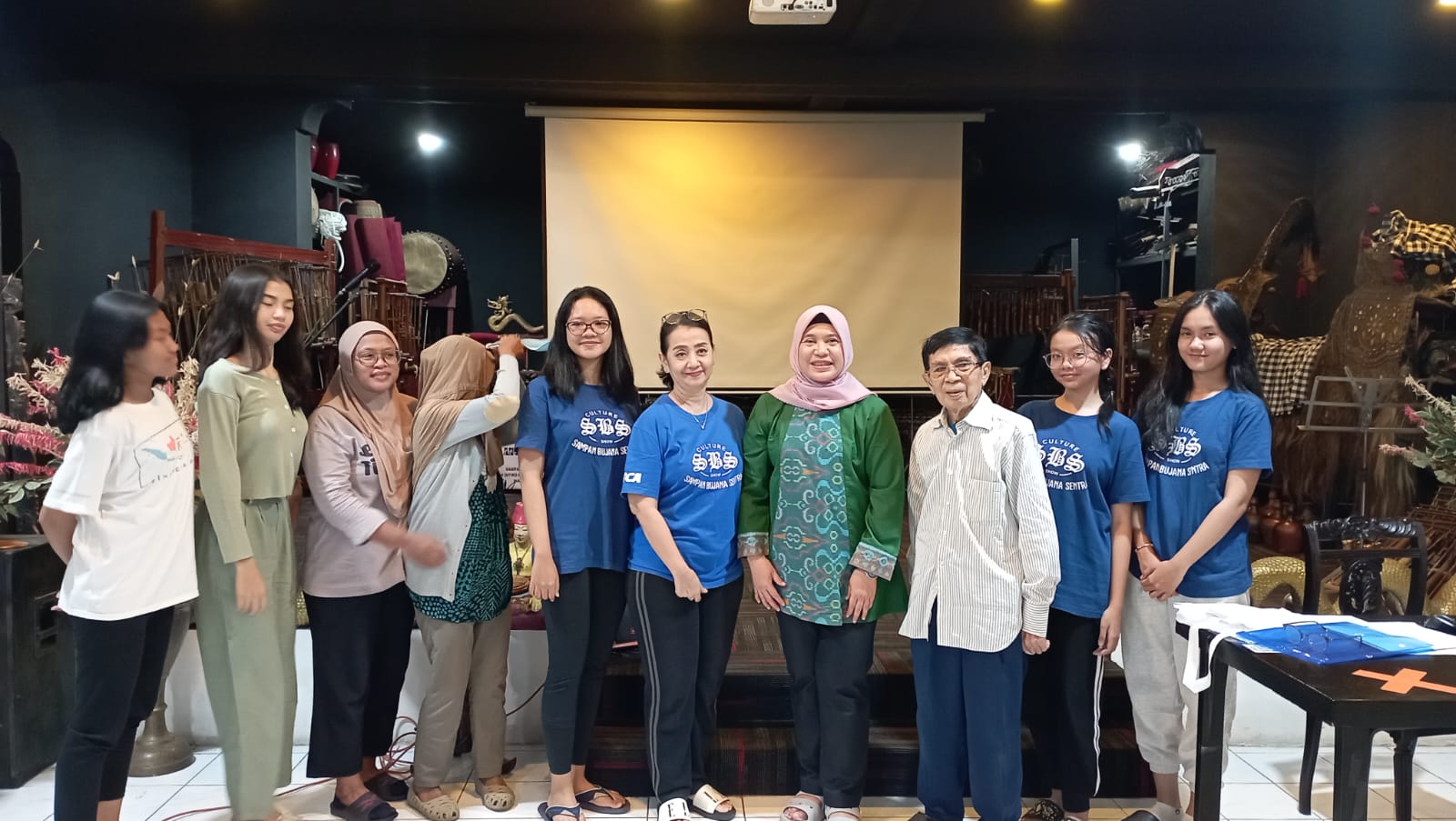 acara bedah buku Sampan Hismanto Sang Maestro Tari, Panggungnya Tak Pernah Habis karya Ni Luh Made Dwi Indriati - wiwiek dengan pengisi acara