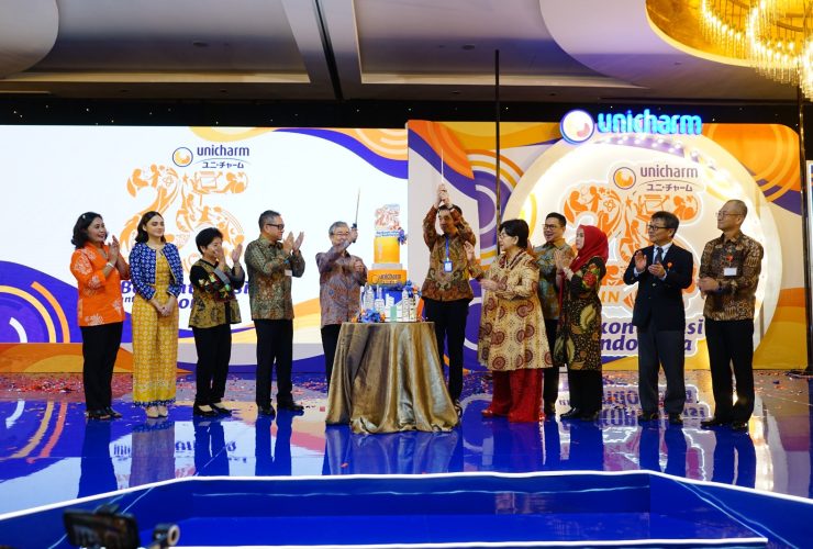 brand ambassador pembalut wanita Charm dan popok dewasa Lifree, yaitu Syifa Hadju dan Titiek Puspa