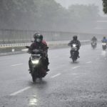 5 Tips Aman Berkendara Naik Motor Saat Musim Hujan