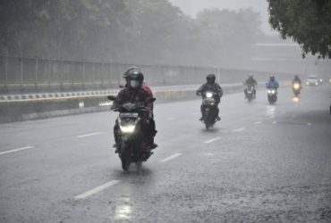 5 Tips Aman Berkendara Naik Motor Saat Musim Hujan