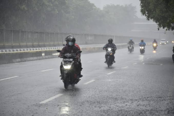5 Tips Aman Berkendara Naik Motor Saat Musim Hujan