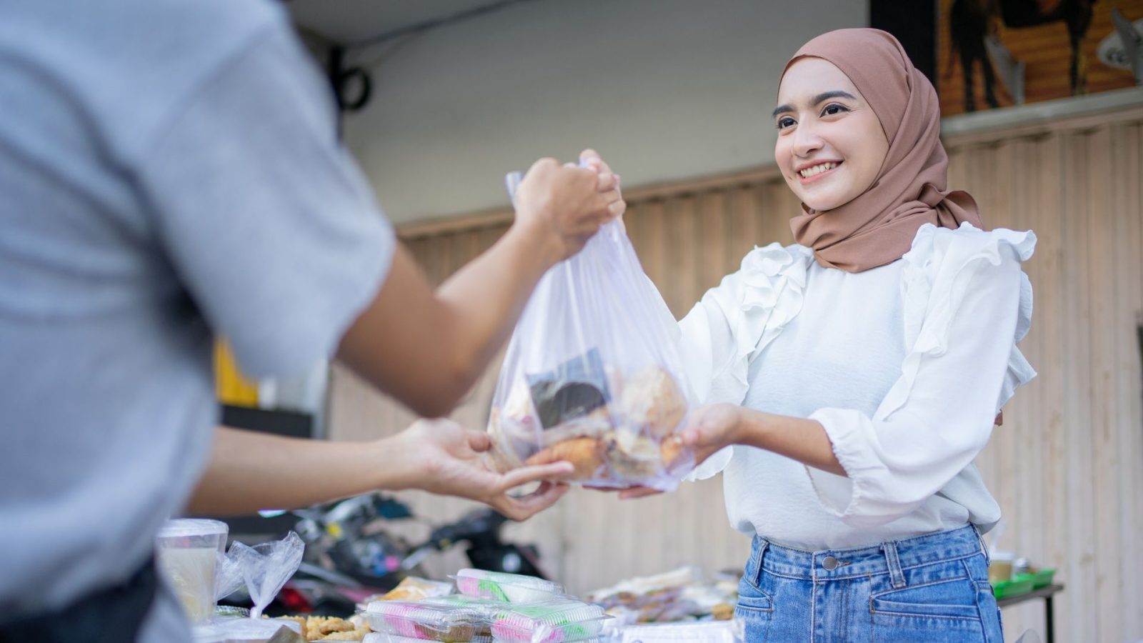 Ilustrasi wanita aktif saat sedang haid