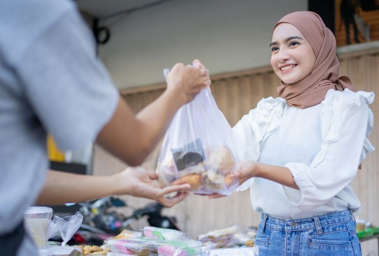 Ilustrasi wanita aktif saat sedang haid