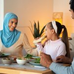Tips mengajarkan si kecil mulai berpuasa, ibu muda wajib tau!