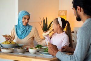 Tips mengajarkan si kecil mulai berpuasa, ibu muda wajib tau!