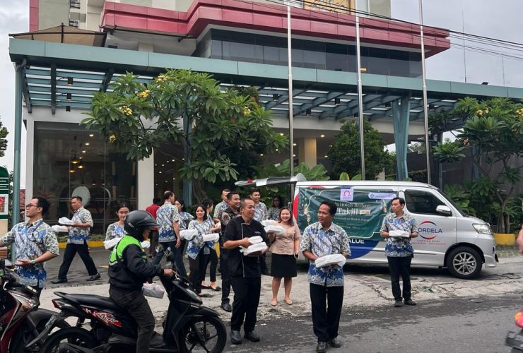 Omega Hotel Management: Berbagi 1000 Tajil On The Road di Bulan Suci Ramadan