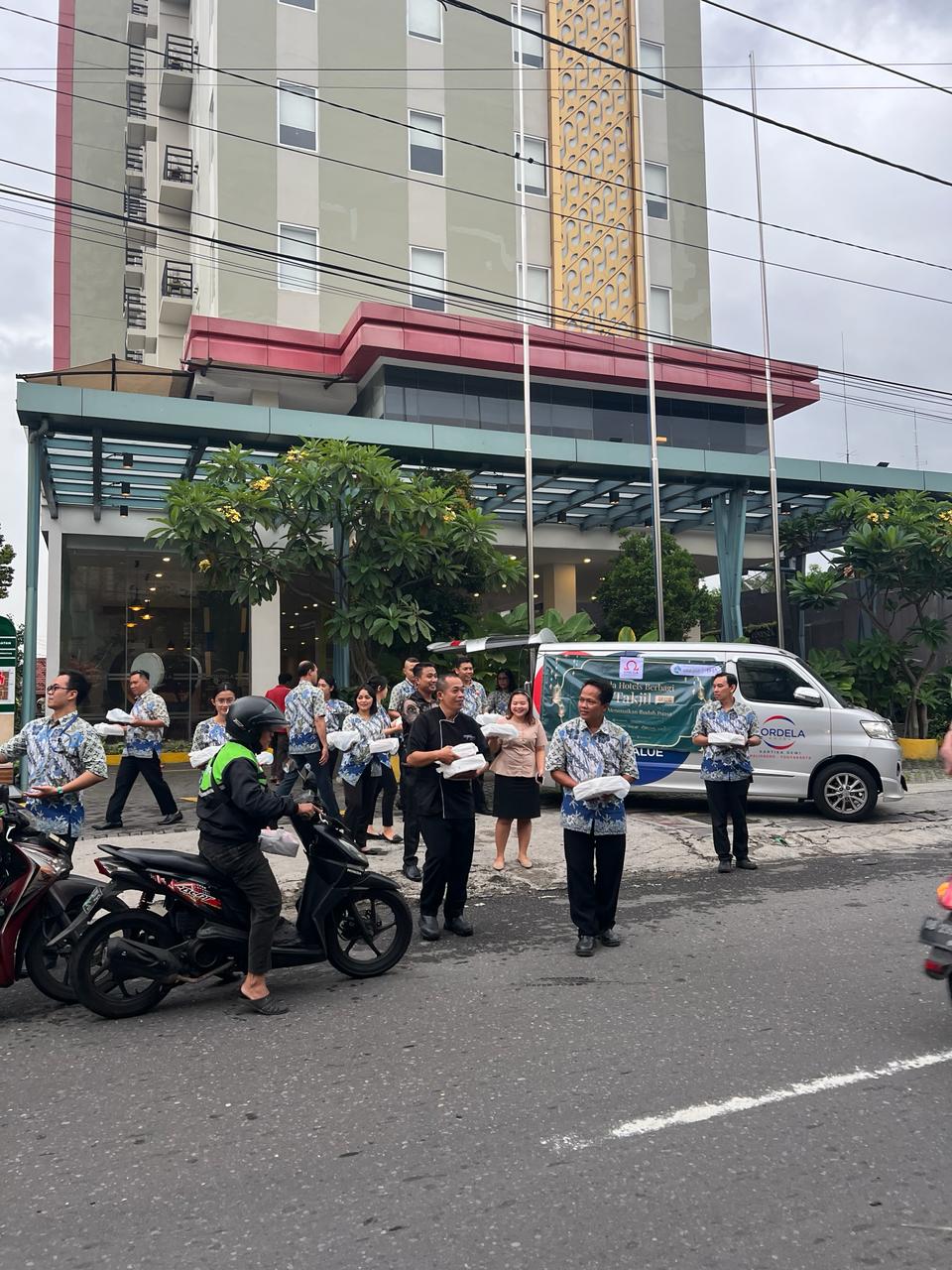 Omega Hotel Management: Berbagi 1000 Tajil On The Road di Bulan Suci Ramadan