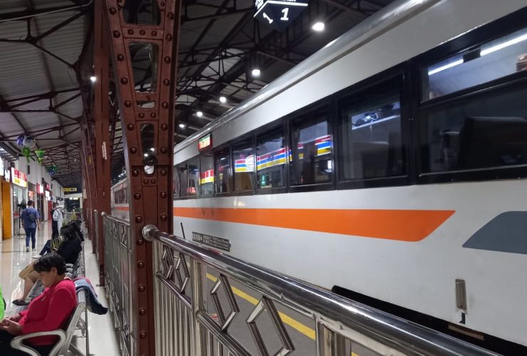 Mudik Lebaran Naik Kereta Api? Simak 5 Tips Ini Biar Aman dan Nyaman!