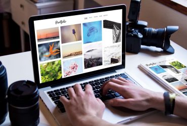 Ilustrasi Seseorang Mencari Referensi Portfolio