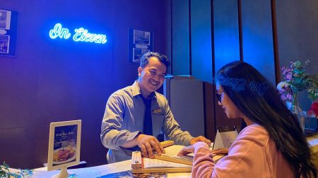 Pelayanan yang ramah Restoran On Eleven Kuningan Jakarta, foto: ilfa