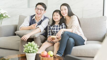 Menonton bersama keluarga di Hari Keluarga