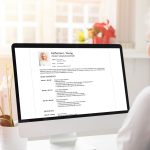 Seorang Wanita sedang Membuat Curriculum Vitae