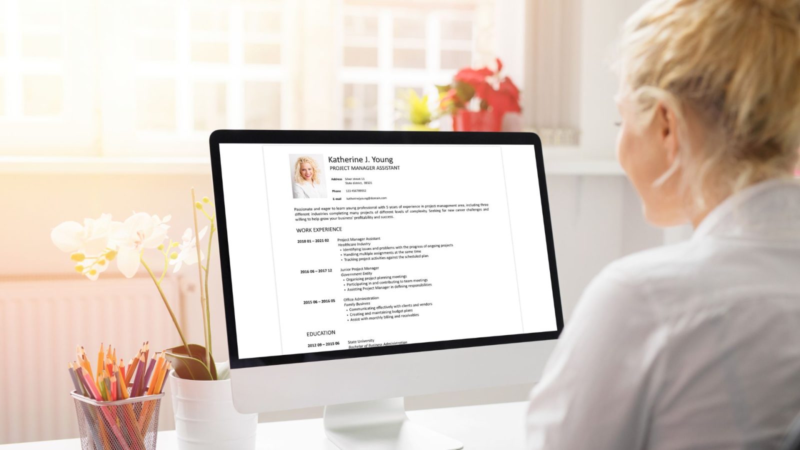 Seorang Wanita sedang Membuat Curriculum Vitae