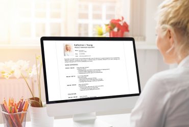 Seorang Wanita sedang Membuat Curriculum Vitae
